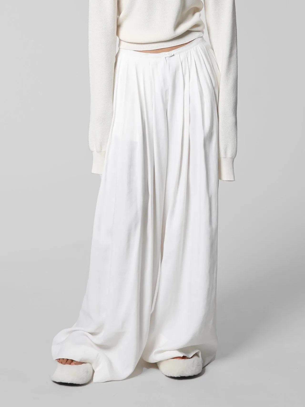 BAMBOO PIN TUCK PLEATED WIDE TROUSERS